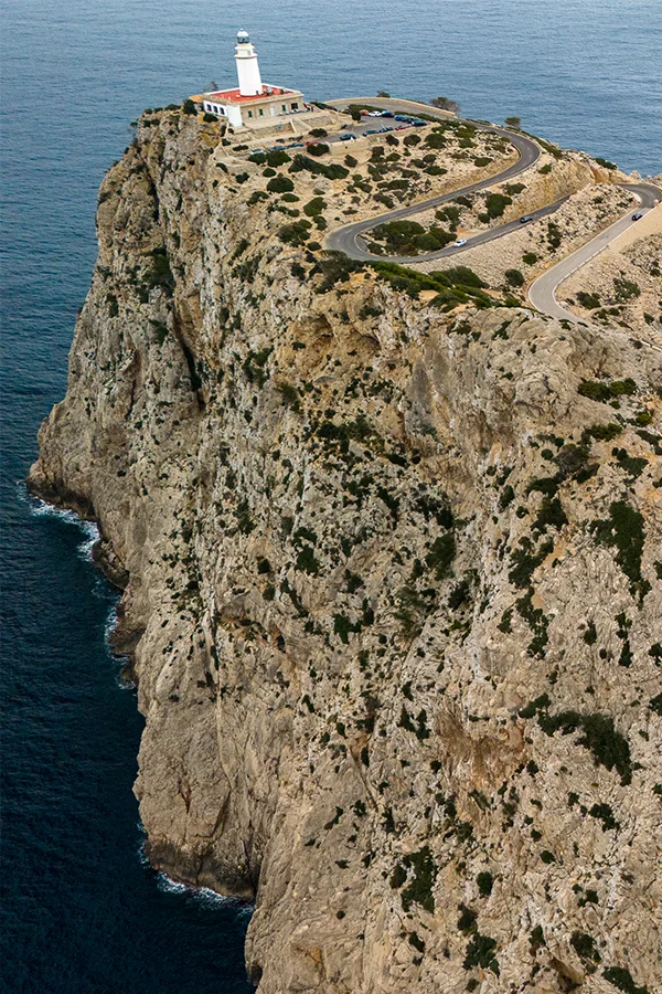 Vistas de un risco con un faro